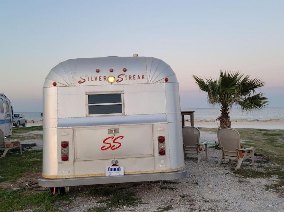 Maggie At The Beach - 1973 Vintage Rv Port Lavaca Exterior photo